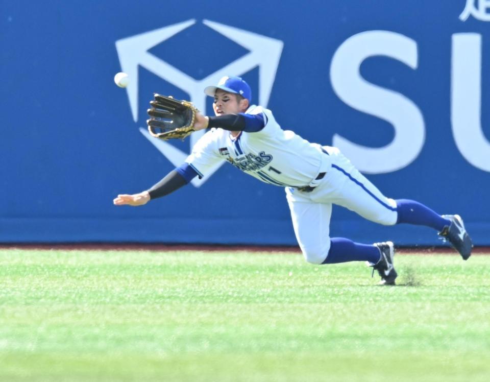 　３回、菊池の中飛を好捕する桑原（撮影・西岡正）