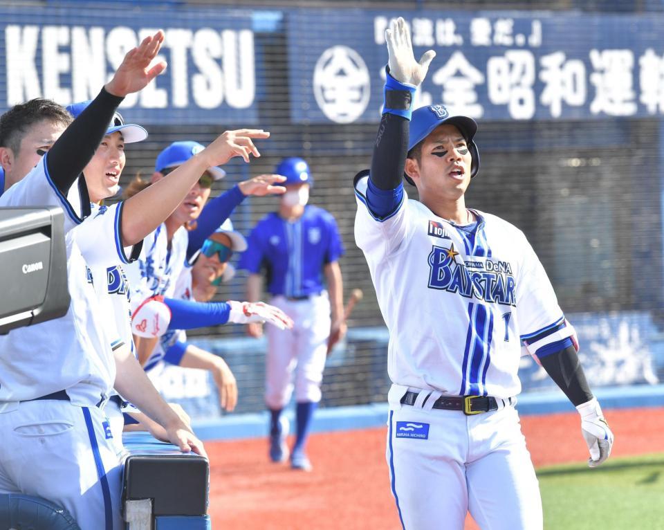 　５回、左中間にソロを放ち、ナインとポーズを決める桑原（撮影・西岡正）