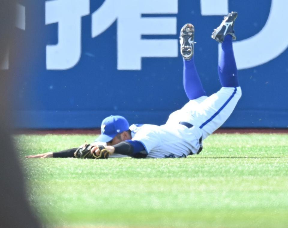 　３回、菊池の中飛を好捕する桑原将志（撮影・西岡正）