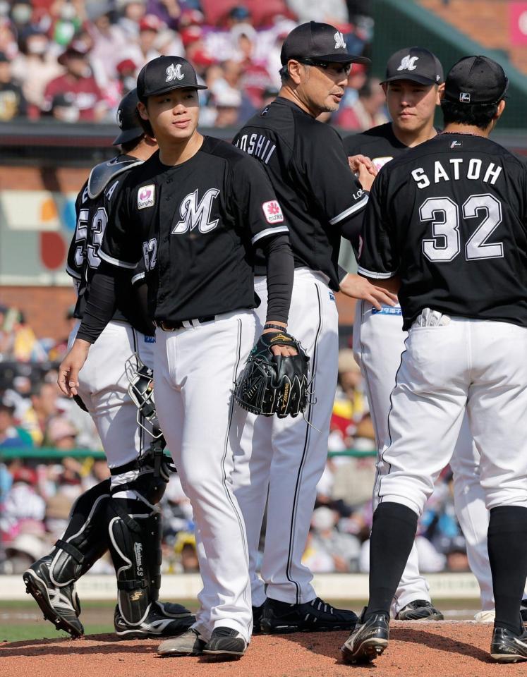 　５回途中、降板する森（手前左）