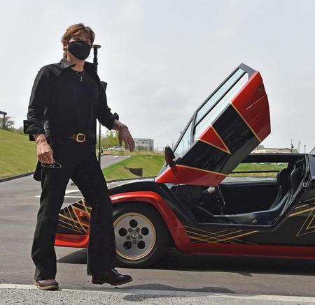 　デザインユニホームラッピングしたカウンタックで球場入りした新庄監督（撮影・中島達哉）