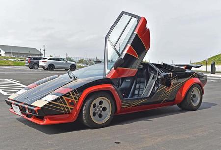 　新庄監督がデザインしたユニホームをラッピングしたカウンタック（撮影・中島達哉）