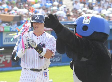 ３回、村上は左越えに４号同点２ランを放ち、つば九郎（右）から鯉のぼりを渡される（撮影・佐藤厚）