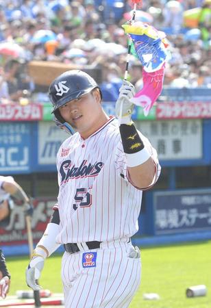 ３回、村上は左越えに４号同点２ランを放ち、鯉のぼりを掲げる（撮影・佐藤厚）