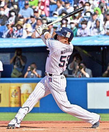 ３回、左越えに２ランを放つ村上