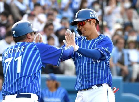 ７回、京田（右）は右越えにソロ本塁打を放つ（撮影・佐藤厚）
