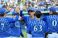 ７回、本塁打を放ちナインに迎えられるＤｅＮＡ・京田（中央）