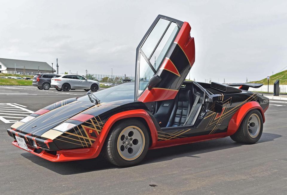 　新庄監督がデザインしたユニホームをラッピングしたカウンタック（撮影・中島達哉）