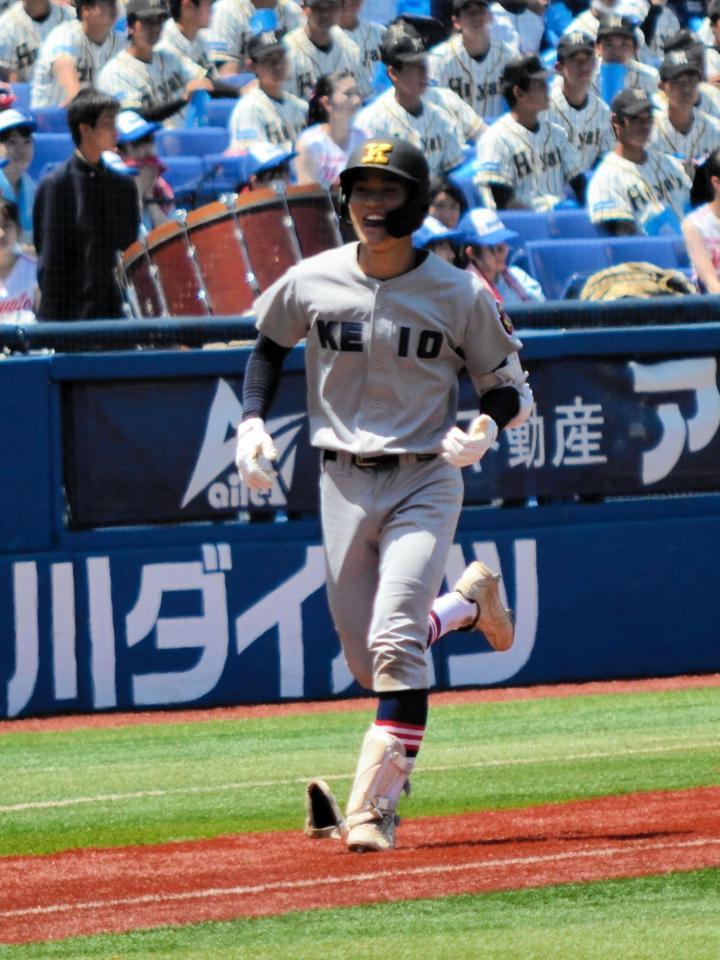 　満塁弾を放ち、笑顔でダイヤモンドを回る慶応・渡辺憩