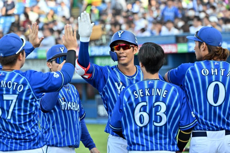 ７回、本塁打を放ちナインに迎えられるＤｅＮＡ・京田（中央）