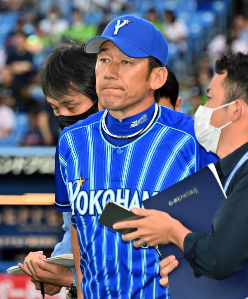 ヤクルトにサヨナラ負けを喫し、硬い表情でグラウンドを後にするＤｅＮＡ・三浦監督