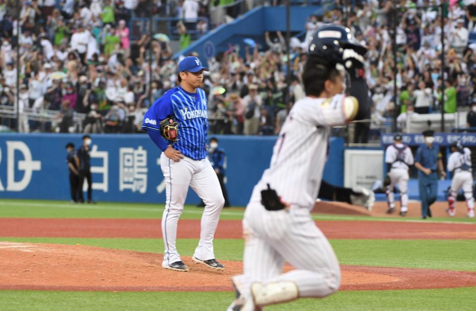 ９回、長岡（右）に逆転サヨナラ２ランを打たれ、呆然と立ち尽くす山崎（撮影・佐藤厚）