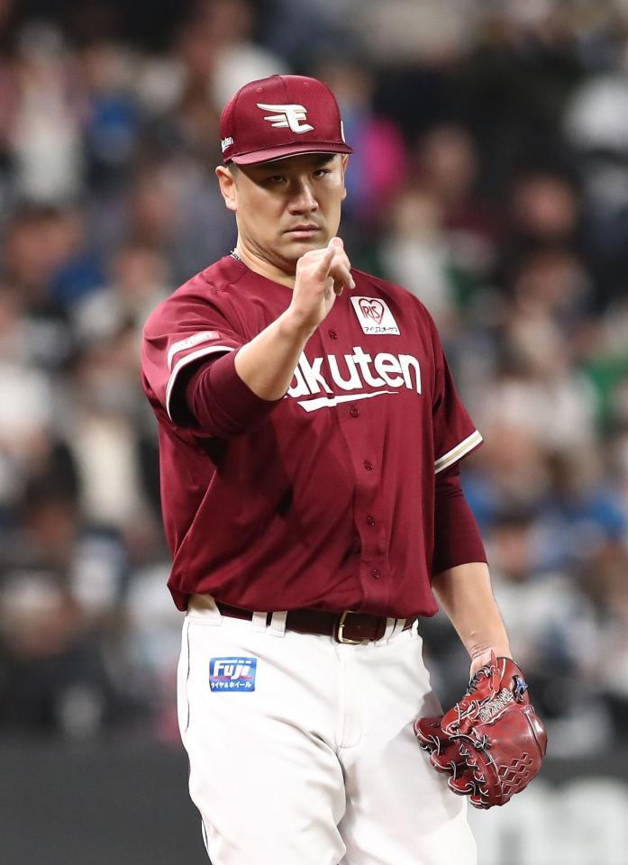 ７回、一塁手に合図を送る田中将（撮影・中島達哉）