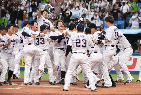 　逆転サヨナラ２ランを放った長岡（７）をもみくちゃにするヤクルト・ナイン（撮影・佐藤厚）