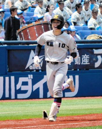 　満塁弾を放ち、笑顔でダイヤモンドを回る慶応・渡辺憩