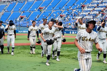 　横浜隼人に敗れ、涙を流す東海大相模ナイン