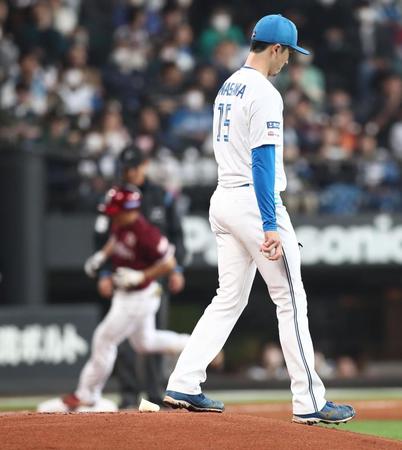 　１回、小深田（奥）に先制ソロ本塁打を浴びた上沢（撮影・中島達哉）