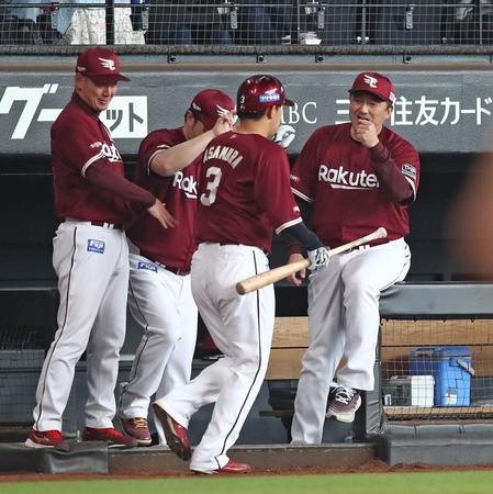 　４回、ソロ本塁打を放った浅村（中央）をベンチで迎える石井監督（右）＝撮影・中島達哉