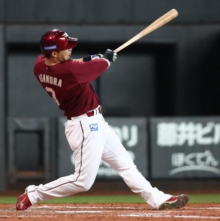 　４回、ソロ本塁打を放つ浅村（撮影・中島達哉）