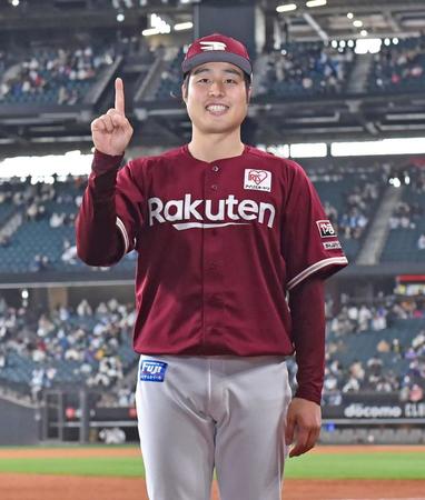 　今季初勝利をあげ、笑顔でポーズを決める滝中（撮影・中島達哉）