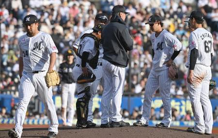 　８回、途中降板する沢村（左端）