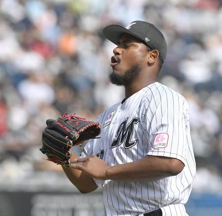 　３回、栗原を二ゴロに打ち取り、声を上げてベンチに引き揚げるメルセデス