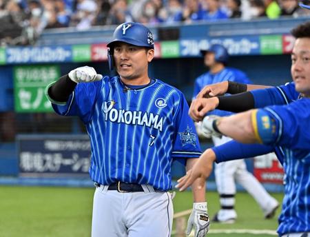 　１回、先頭打者本塁打を放ち、「デスターシャ！」のポーズをとる佐野