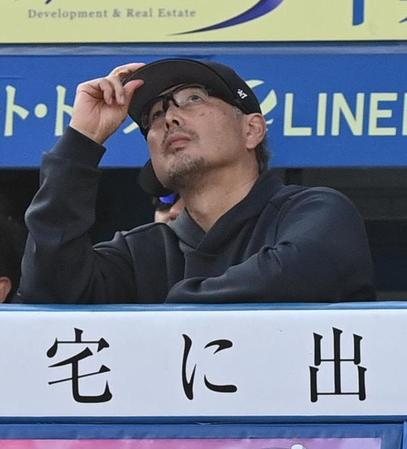　９回、藤岡の遊飛を見つめる吉井監督