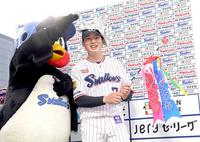 　鯉のぼりを手につば九郎（左）からかぶとをかぶせてもらう長岡