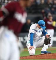 　６回、岡島（左）に２ランを浴び、マウンドでひざをつく上沢（撮影・中島達哉）