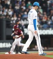 　１回、小深田（奥）に先制ソロ本塁打を浴びた上沢（撮影・中島達哉）