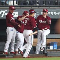 　４回、ソロ本塁打を放った浅村（中央）をベンチで迎える石井監督（右）＝撮影・中島達哉