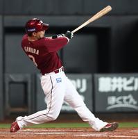 　４回、ソロ本塁打を放つ浅村（撮影・中島達哉）