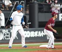 　３回、松本剛の安打で三塁で止まる古川（野手・小深田）＝撮影・中島達哉