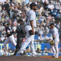 　６回、柳田（左）に本塁打を浴びたメルセデス