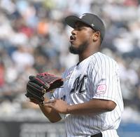 　３回、栗原を二ゴロに打ち取り、声を上げてベンチに引き揚げるメルセデス