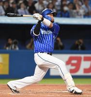 　２回、戸柱は右越えに３号２ランを放つ（撮影・佐藤厚）