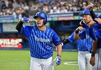 　２回、満塁本塁打を放ち「デスターシャ！」のポーズをとる牧