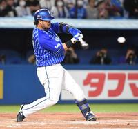 　７回、宮崎は左越えに７号２ランを放つ（撮影・佐藤厚）