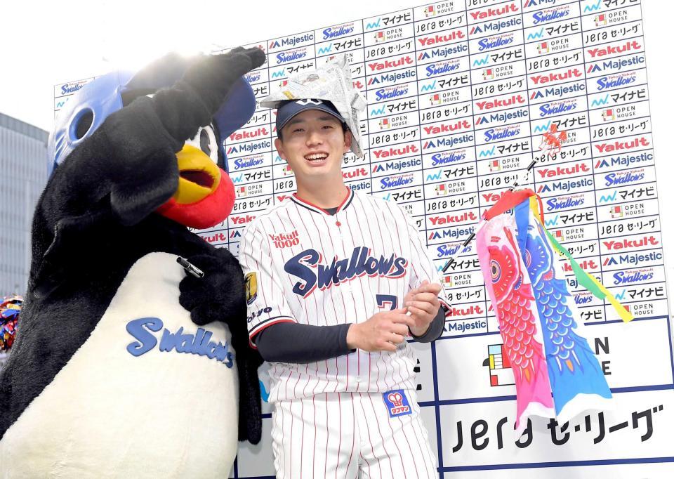 　鯉のぼりを手につば九郎（左）からかぶとをかぶせてもらう長岡