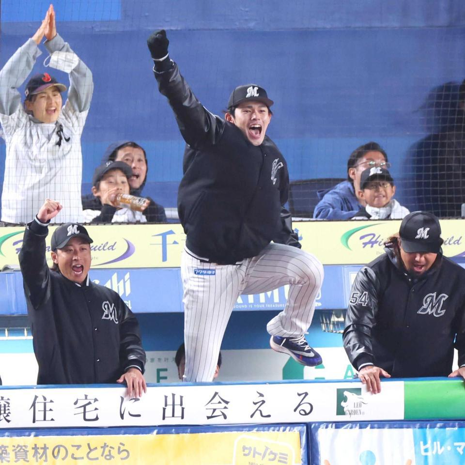 　９回、アストゥディーヨの遊直で併殺を奪い、ベンチを飛び出して喜ぶ佐々木朗＝撮影・吉澤敬太