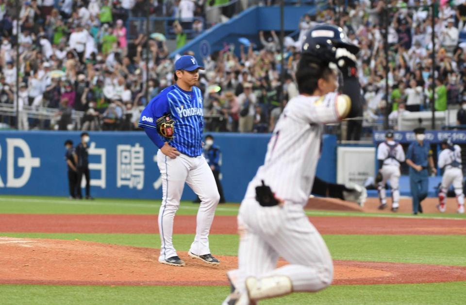 　９回、長岡（右）に逆転サヨナラ２ランを打たれ、呆然と立ち尽くす山崎