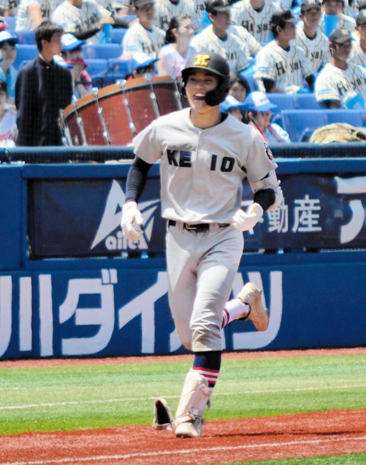 　満塁弾を放ち、笑顔でダイヤモンドを回る慶応・渡辺憩