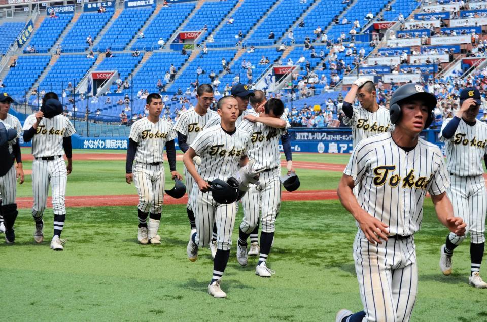 　横浜隼人に敗れ、涙を流す東海大相模ナイン
