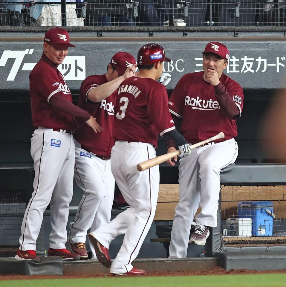 　４回、ソロ本塁打を放った浅村（中央）をベンチで迎える石井監督（右）＝撮影・中島達哉