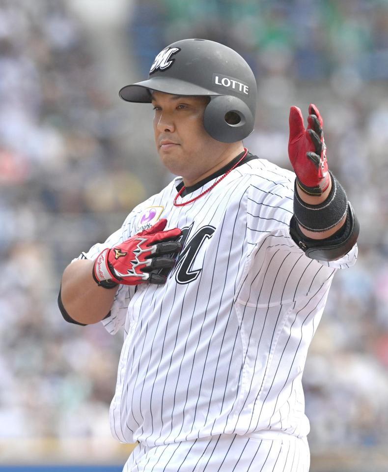 　１回、先制打を放ちポーズを決める井上