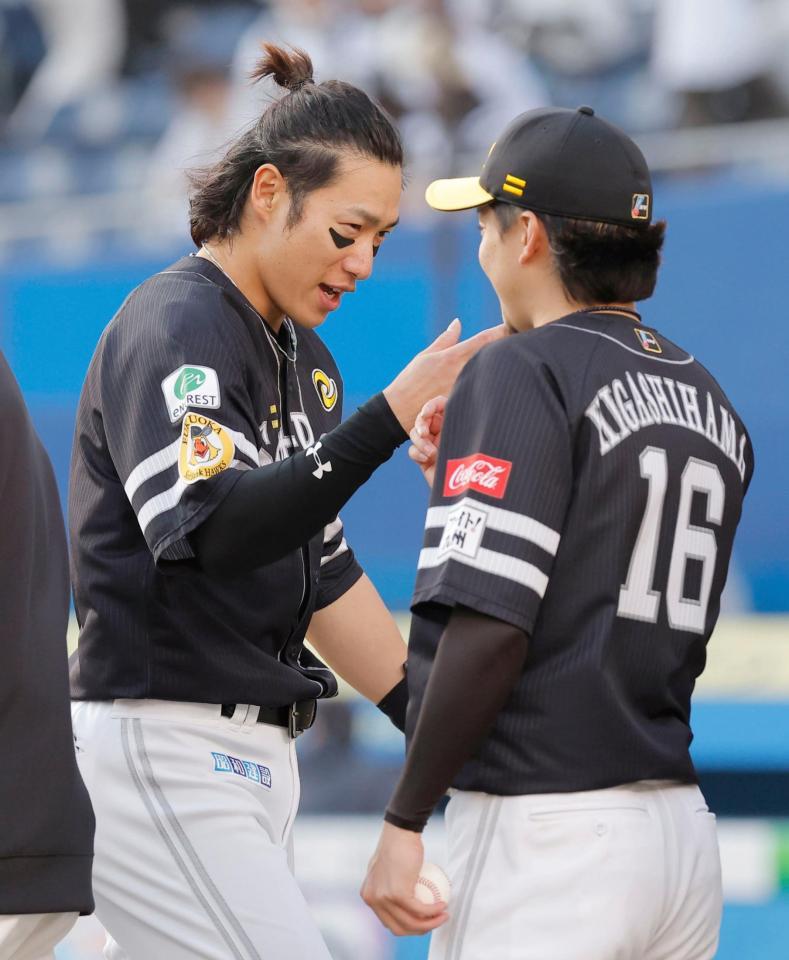 　ロッテに勝利し、東浜（右）とタッチを交わす柳田