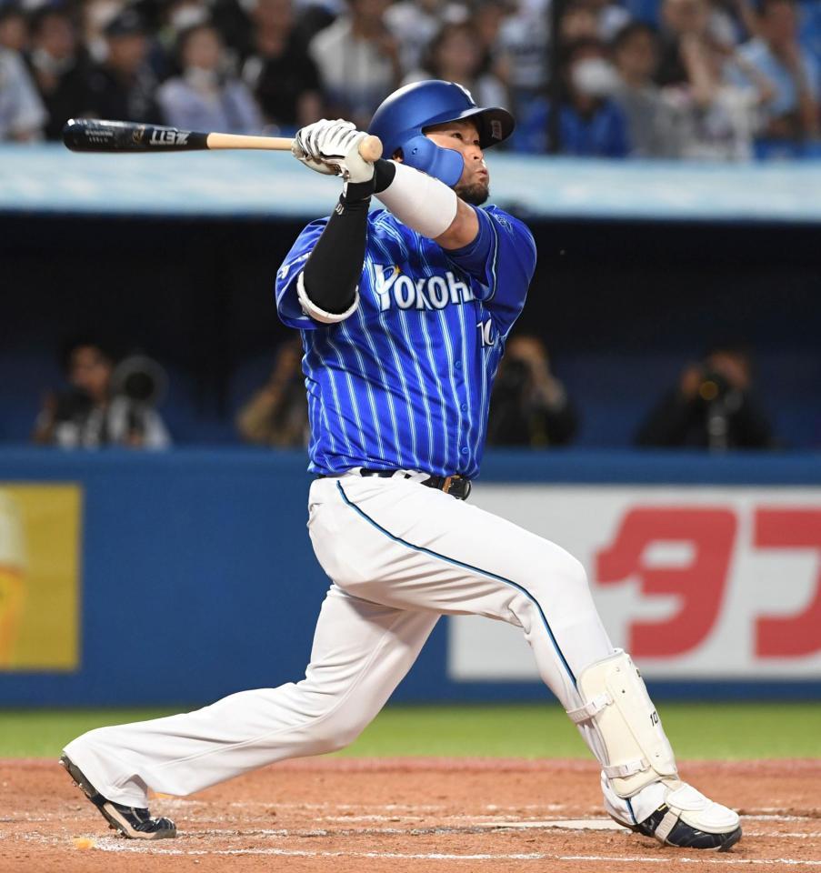 　２回、戸柱は右越えに３号２ランを放つ（撮影・佐藤厚）