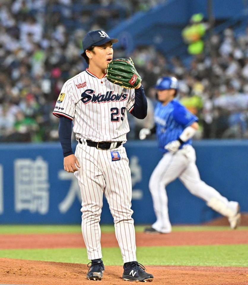 　２回、戸柱（右）に２ランを許した小川