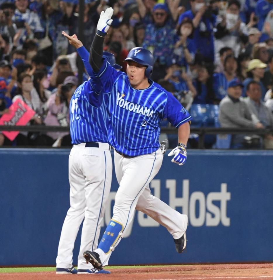 　２回、牧は左越えにプロ初の満塁本塁打を放つ（撮影・佐藤厚）